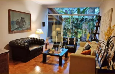 Casa térrea com 3 suítes, edícula, quintal projetado por paisagista e localização privilegiada no j