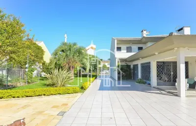Casa com 676 m² em terreno de 1.350 m², 4 quartos sendo 2 suítes, à venda no bairro hauer, em frente a igreja santa rita de cássia