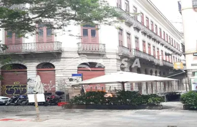 Prédio comercial com excelente localização no centro da cidade, com farto comércio e transporte públ