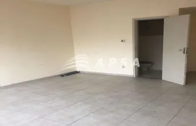 Ótima sala comercial,  de frente, arejada, clara, vista livre, sol da manha,  composta por pequena r