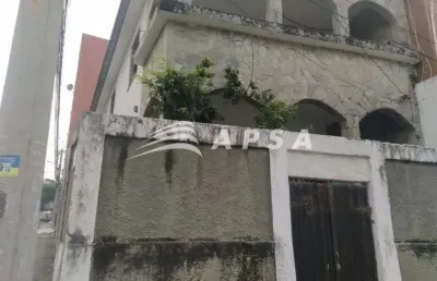 Ótima oportunidade situado na amaralina.  casa com 356 m², 1 sala de estar, 1 sala de jantar, 3 banh