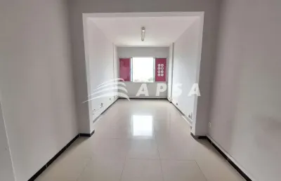 Sala comercial no centro, a 100 metros da praça do ferreira, com 38m², dispõe de banheiro privativo.