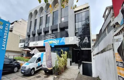 Linda sala comercial, mobiliada, na olegário marciel, barra da tijuca. com 35m² o espaço oferece amp