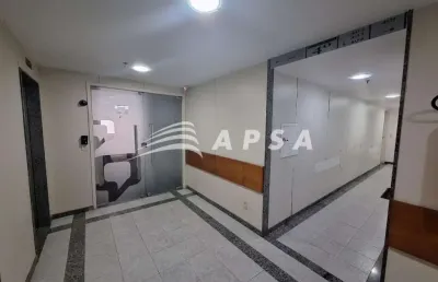 Excelente sala comercial localizada no centro do rio, com 133m², ocupando 50% do andar. composta por