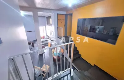 Casa comercial triplex, bem estruturada e segura, aprox. 500m², garagem para 2 a 3 carros, bem local