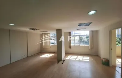 Excelente sala comercial localizado no centro do rio de janeiro, 100m², possuindo conjunto de salas