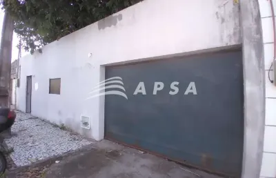 Casa ampla com 05 vagas, 03  dormitorios, quintal, piscina, varanda .. entre as ruas antonio de cast