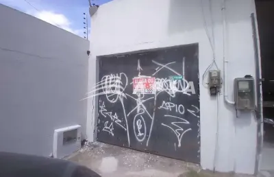 Casa  com sala térreo, 02 quartos sendo 02 suítes,  cozinha garagem em ótima localização .