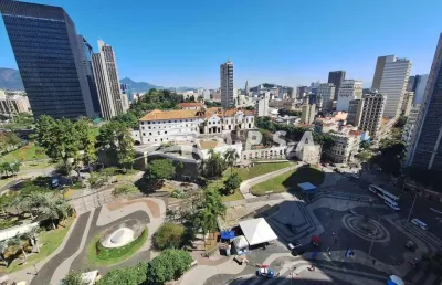 Excelente sala comercial espaçosa, são duas salas com 4 divisões, dois banheiros e uma copa, uma lin
