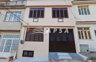 Disponível para aluguel, esta incrível casa de dois andares, situada em um condomínio fechado com se