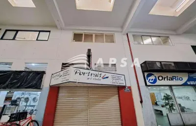 Ótima loja com 3 andares, composto por loja, 2 banheiros, copa, em galeria movimentada no leme, próx