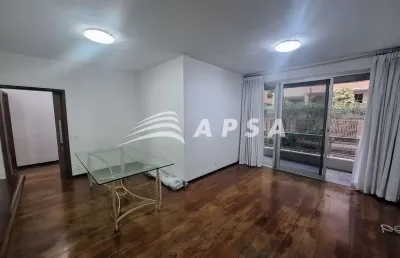 Este apartamento de 113m², localizado na lagoa, oferece uma vista incrível para o cristo redentor. a