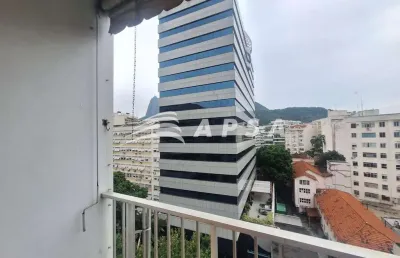 Apartamento em botafogo, composto por uma sala ampla integrada a uma varanda com vista deslumbrante