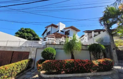 Casa mobiliada de alto padrão no bairro do itaigara, com 310 m² de área construída e 420 m² de área