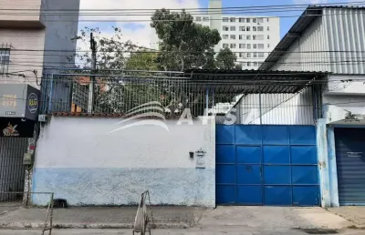 Imóvel comercial em nilópolis. possui uma área de manobra e estacionamento. é possível a entrada de