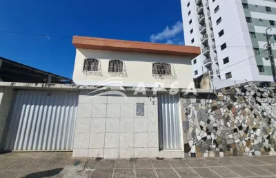 Excelente casa, contendo 6 quartos, 2 suítes, localizado no centro de casa amarela, imóvel contendo