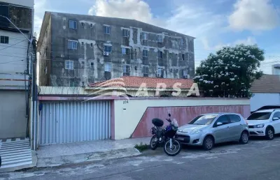 Aluga casa plana bem próximo a avenida oliveira paiva. ótima para instalar seu negócio. terreno com