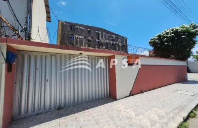 Aluga casa plana bem próximo a avenida oliveira paiva. ótima para instalar seu negócio. terreno com