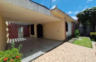 Aluga casa plana bem próximo a avenida oliveira paiva. ótima para instalar seu negócio. terreno com