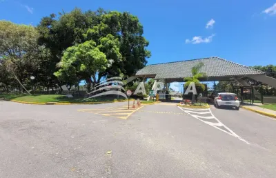 Excelente casa, em condomínio fechado, composta por 03 áreas, garagem, piscina, 02 varandas, 02 sala