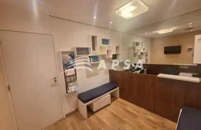 Maravilhosa sala comercial no cond. barra trade i, toda reformada, com 44m², hall de entrada, recepç