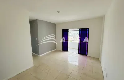 Alugo excelente apartamento em brotas! o imóvel conta com uma sala ampla e arejada, integrada a uma