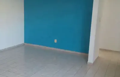 Casa com 2qtos,sala cozinha, wc-social e area de servico.  nascente ponto de referencia: apos passar