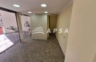 Em uma galeria segura e bem localizada, essa sala comercial duplex para aluguel é perfeita para quem