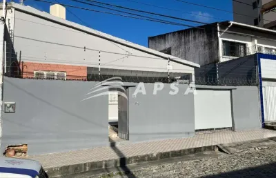Casa plana. terreno 12 de frente por 20 de fundos. área terreno 240m².área construída 120m². garagem