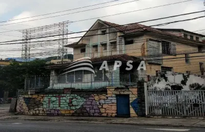 Casa comercial com 300m2, composto por dez salas, quatro, banheiros, uma cozinha e área externa. alu