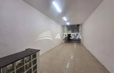 Em uma das ruas mais movimentadas do catete, brilha uma loja de rua com 300m² distribuídos em três a