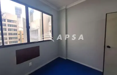 No coração da cidade e cercada por toda a conveniência do comércio local, esta sala comercial reform