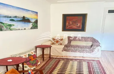 Em uma charmosa rua de copacabana, o apartamento na júlio de castilho revela um refúgio encantador d