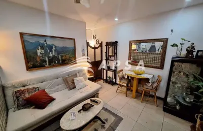 Imagine morar a apenas uma quadra do mar, em um apartamento quarto e sala cheio de charme e conforto