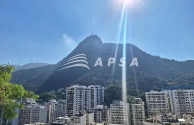 Em uma das ruas mais exclusivas e silenciosas da cidade, a casuarina, esta casa de alto padrão é um