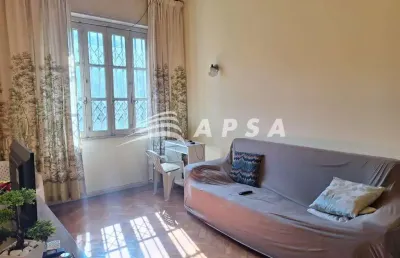No coração vibrante do centro do rio, este charmoso apartamento mobiliado para aluguel é a escolha p