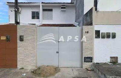 Casa de primeiro andar arejada com garagem, varanda, sala ampla, 03 quartos, 02 banheiros, cozinha,