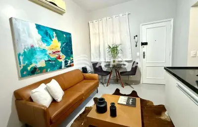 Na charmosa travessa angrense, em copacabana, encontra-se um verdadeiro refúgio urbano: um apartamen