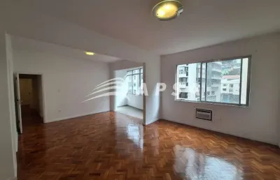 Em uma das ruas mais charmosas e arborizadas da cidade, encontra-se este magnífico apartamento de 15
