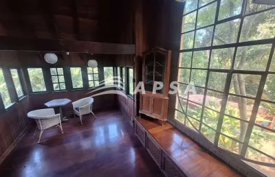 Em meio ao charme do bairro da gávea, esta casa tipo loft encanta com sua vista livre e para o mar.