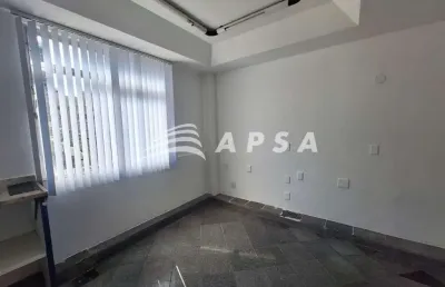 No coração da tijuca, dentro de uma galeria movimentada e de fácil acesso, esta sala comercial é per
