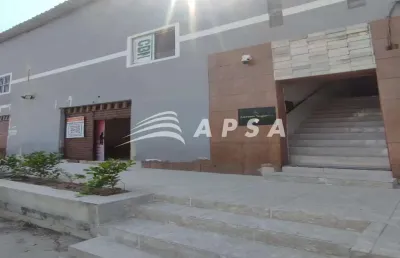 Loja comercial muito bem estruturada, sem nenhum tipo de obra para fazer. 2 portas de entrada, 1 ban