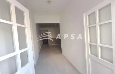 Apartamento em botafogo. ao entrar, você é recebido por uma sala ampla, perfeita para receber amigos