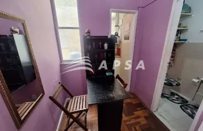 Em pleno coração de copacabana, encontra-se um charmoso apartamento de quarto e sala, perfeito para