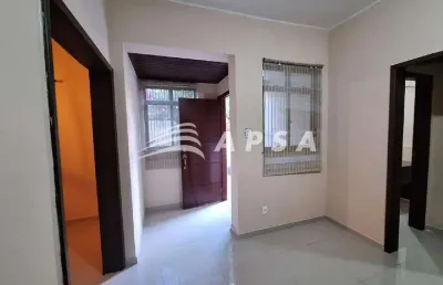 Em uma rua tranquila e com excelente localização, esta casa espaçosa para aluguel é o lugar ideal pa