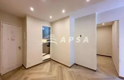Localizado na glória, este apartamento no edifício paris, em frente a praça paris, oferece uma excel