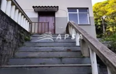 Venha conhecer esta casa encantadora em localização privilegiada, a apenas 20 minutos do grajaú, 10