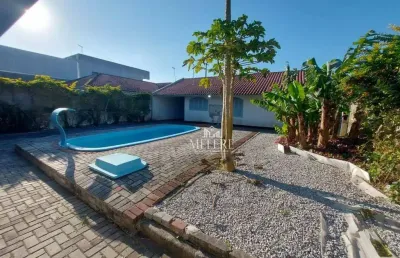 Casa térrea, piscina,churrasqueira, local maravilhos-melhor acesso do litoral, quadra mar