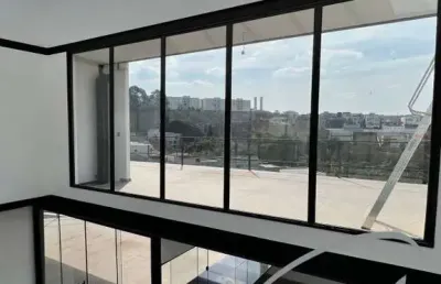 Casa de alto padrão com 3 suítes e 6 vagas em condomínio no jardim caiapia, cotia-sp: aproveite essa oportunidade!