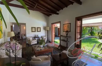 Imóvel de 410m² com 4 dormitórios, sendo 2 suítes, 6 banheiros e 5 vagas de garagem, sendo 3 cobertas, localizado no miolo da granja.